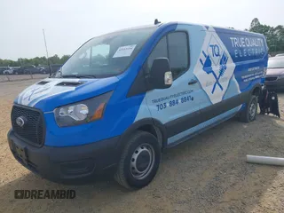 2023 Ford Transit Cargo z VIN 1FTBR1Y85PKC03205, wystawiony jako IAAI lot #42113154 z przebiegiem 17 338 mil mil oraz . Historia ofert i sprzedaży dostępna na DreamBid. Obrazek 2.