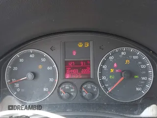 2009 Volkswagen Rabbit S z VIN WVWDA71K39W083764, wystawiony jako IAAI lot #42051848 z przebiegiem 164 403 mil mil oraz . Historia ofert i sprzedaży dostępna na DreamBid. Obrazek 7.