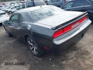 2014 Dodge Challenger R/T z VIN 2C3CDYBT7EH293104, wystawiony jako IAAI lot #41452435 z przebiegiem 49 728 mil mil oraz . Historia ofert i sprzedaży dostępna na DreamBid. Obrazek 3.