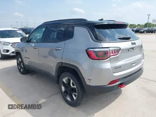 2018 Jeep Compass Trailhawk z VIN 3C4NJDDB5JT451192, wystawiony jako IAAI lot #42378382 z przebiegiem 132 667 mil mil oraz . Historia ofert i sprzedaży dostępna na DreamBid. Obrazek 3.