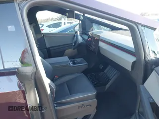 2024 Tesla Cybertruck z VIN 7G2CEHED3RA021703, wystawiony jako IAAI lot #41392666 z przebiegiem 7 244 mil mil oraz . Historia ofert i sprzedaży dostępna na DreamBid. Obrazek 5.