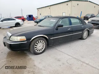 2004 Lincoln Town Car Ultimate z VIN 1LNHM83W14Y660640, wystawiony jako Copart lot #53652685 z przebiegiem 147 781 mil mil oraz Tytuł czysty. Historia ofert i sprzedaży dostępna na DreamBid. Obrazek 1.