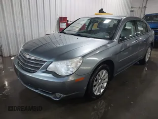 2010 Chrysler Sebring Limited z VIN 1C3CC5FD8AN134758, wystawiony jako IAAI lot #41190558 z przebiegiem 259 904 mil mil oraz . Historia ofert i sprzedaży dostępna na DreamBid. Obrazek 17.