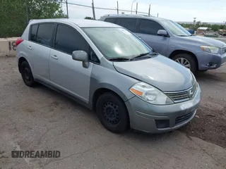 2009 Nissan Versa S z VIN 3N1BC13E39L368169, wystawiony jako IAAI lot #42465712 z przebiegiem 208 652 mil mil oraz . Historia ofert i sprzedaży dostępna na DreamBid. Obrazek 1.