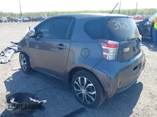 2012 Scion iQ z VIN JTNJJXB0XCJ013923, wystawiony jako IAAI lot #42109295 z przebiegiem 119 937 mil mil oraz . Historia ofert i sprzedaży dostępna na DreamBid. Obrazek 3.