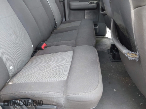 2006 Ford F-150 STX z VIN 1FTRX12W86NA01130, wystawiony jako IAAI lot #41690557 z przebiegiem 261 315 mil mil oraz . Historia ofert i sprzedaży dostępna na DreamBid. Obrazek 8.