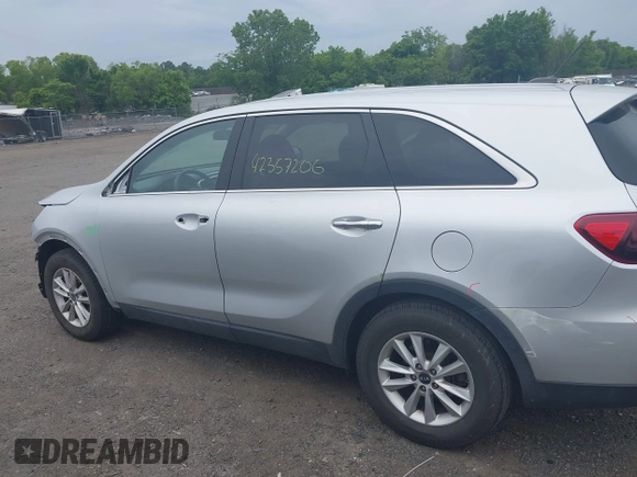 2020 Kia Sorento LX z VIN 5XYPG4A33LG680825, wystawiony jako IAAI lot #42357206 z przebiegiem 88 359 mil mil oraz . Historia ofert i sprzedaży dostępna na DreamBid. Obrazek 14.