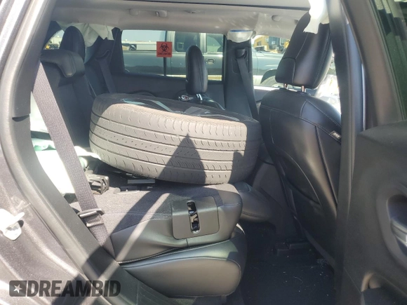2020 Jeep Cherokee Limited z VIN 1C4PJLDB9LD557138, wystawiony jako Copart lot #57452705 z przebiegiem Nie podano mil oraz Nie do naprawy • Non repairable. Historia ofert i sprzedaży dostępna na DreamBid. Obrazek 11.