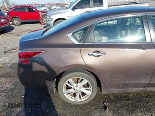2015 Nissan Altima 2.5 S with VIN 1N4AL3AP8FC172637, listed as a IAAI auction lot 41617876 with 162,290 mi miles. Bid and sale history available at carsss.com. Image 18.