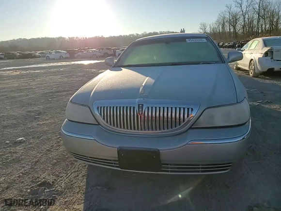 2007 Lincoln Town Car Signature with VIN 1LNHM81V27Y624390, listed as a Copart auction lot 45435335 with 82,809 mi miles and Salvage Title. Bid and sale history available at carsss.com. Image 11.
