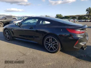 2020 BMW M8 z VIN WBSAE0C07LCD67008, wystawiony jako Copart lot #75783143 z przebiegiem 14 697 mil mil oraz . Historia ofert i sprzedaży dostępna na DreamBid. Obrazek 2.