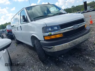 2020 Chevrolet Express Passenger LT z VIN 1GAZGPFG7L1180732, wystawiony jako IAAI lot #42217557 z przebiegiem 77 169 mil mil oraz . Historia ofert i sprzedaży dostępna na DreamBid. Obrazek 1.