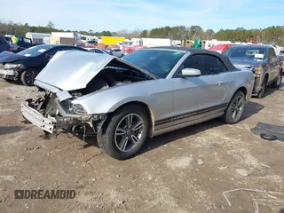 2013 Ford Mustang V6 z VIN 1ZVBP8EM9D5236439, wystawiony jako IAAI lot #41332666 z przebiegiem 156 371 mil mil oraz . Historia ofert i sprzedaży dostępna na DreamBid. Obrazek 2.