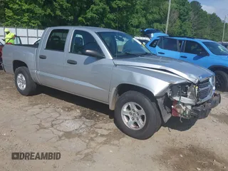 2005 Dodge Dakota SLT z VIN 1D7HE48K85S275411, wystawiony jako IAAI lot #42151119 z przebiegiem 195 876 mil mil oraz . Historia ofert i sprzedaży dostępna na DreamBid. Obrazek 1.