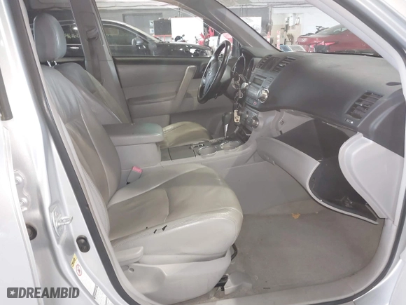 2009 Toyota Highlander with VIN JTEES41A492137521, listed as a IAAI auction lot 40456636 with 110,034 mi miles. Bid and sale history available at carsss.com. Image 5.