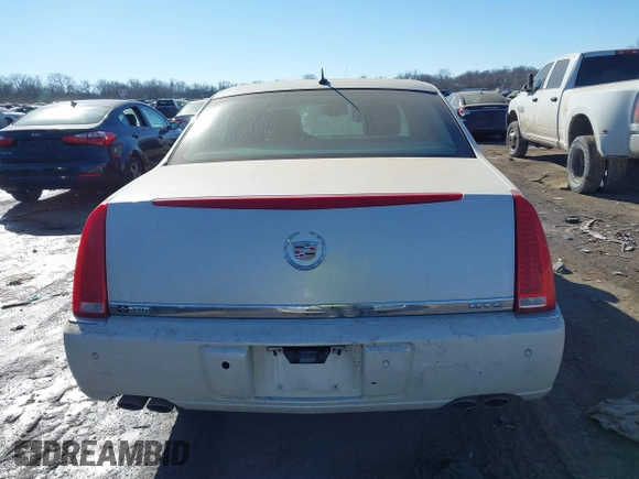 2008 Cadillac DTS 1SD z VIN 1G6KD57YX8U146211, wystawiony jako IAAI lot #41416406 z przebiegiem 141 362 mil mil oraz . Historia ofert i sprzedaży dostępna na DreamBid. Obrazek 16.