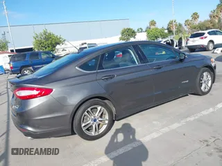 2016 Ford Fusion SE Hybrid z VIN 3FA6P0LU6GR145421, wystawiony jako IAAI lot #42650918 z przebiegiem 105 990 mil mil oraz . Historia ofert i sprzedaży dostępna na DreamBid. Obrazek 4.