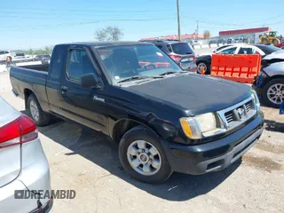 1999 Nissan Frontier XE z VIN 1N6DD26S4XC306554, wystawiony jako IAAI lot #42058325 z przebiegiem 158 504 mil mil oraz . Historia ofert i sprzedaży dostępna na DreamBid. Obrazek 1.