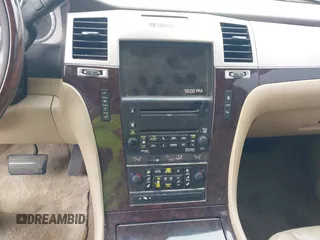 2010 Cadillac Escalade z VIN 1GYUCAEF1AR264105, wystawiony jako IAAI lot #41882488 z przebiegiem 190 113 mil mil oraz . Historia ofert i sprzedaży dostępna na DreamBid. Obrazek 21.