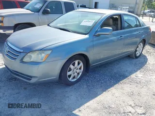 2005 Toyota Avalon XL z VIN 4T1BK36B55U032452, wystawiony jako IAAI lot #42054019 z przebiegiem 228 183 mil mil oraz . Historia ofert i sprzedaży dostępna na DreamBid. Obrazek 2.