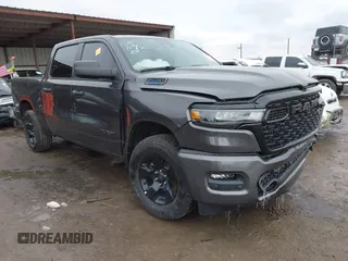 2025 Ram 1500 Tradesman z VIN 1C6RRFGG0SN647286, wystawiony jako IAAI lot #41567607 z przebiegiem 735 mil mil oraz . Historia ofert i sprzedaży dostępna na DreamBid. Obrazek 1.