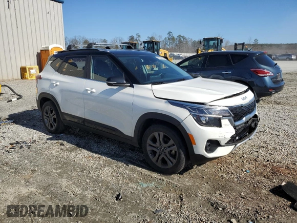 2023 Kia Seltos S z VIN KNDEU2AA5P7384758, wystawiony jako Copart lot #43904855 z przebiegiem 48 559 mil mil oraz Szkoda całkowita • Salvage title. Historia ofert i sprzedaży dostępna na DreamBid. Obrazek 4.