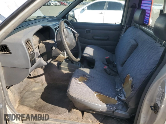 1996 Nissan Frontier XE z VIN 1N6SD11SXTC371962, wystawiony jako Copart lot #52947535 z przebiegiem 256 352 mil mil oraz Czysty tytuł • Clean title. Historia ofert i sprzedaży dostępna na DreamBid. Obrazek 7.