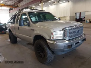 2002 Ford Super Duty F-250 XL with VIN 1FTNX21F42EB30367, listed as a IAAI auction lot 40682778 with 272,657 mi miles. Bid and sale history available at carsss.com. Image 1.
