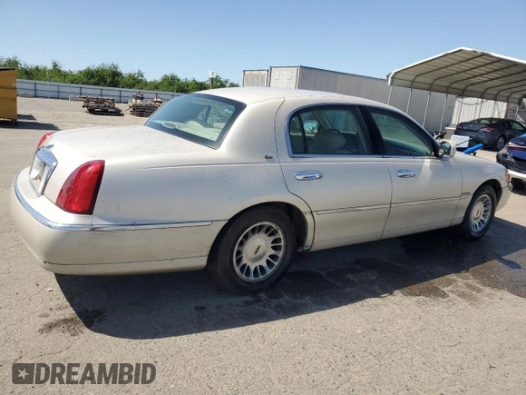 2002 Lincoln Town Car Cartier z VIN 1LNHM83W72Y617952, wystawiony jako Copart lot #50666275 z przebiegiem 238 169 mil mil oraz Czysty tytuł • Clean title. Historia ofert i sprzedaży dostępna na DreamBid. Obrazek 3.