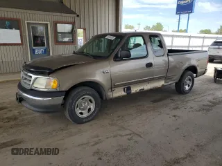 2003 Ford F-150 XL z VIN 1FTRX17293NA32937, wystawiony jako Copart lot #55259335 z przebiegiem 199 081 mil mil oraz Szkoda całkowita • Salvage title. Historia ofert i sprzedaży dostępna na DreamBid. Obrazek 1.