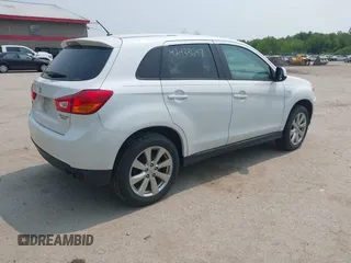 2015 Mitsubishi Outlander ES z VIN 4A4AR3AU8FE057001, wystawiony jako IAAI lot #42433647 z przebiegiem 151 067 mil mil oraz . Historia ofert i sprzedaży dostępna na DreamBid. Obrazek 4.