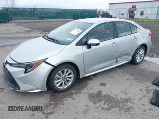 2025 Toyota Corolla LE z VIN 5YFB4MDE0SP241530, wystawiony jako IAAI lot #42175543 z przebiegiem 3222 mil mil oraz . Historia ofert i sprzedaży dostępna na DreamBid. Obrazek 17.