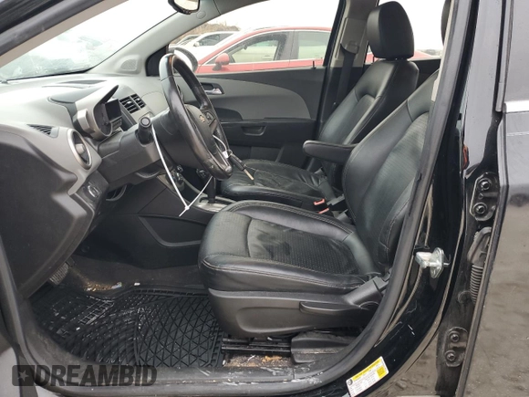 2012 Chevrolet Sonic LTZ z VIN 1G1JE5SB2C4173638, wystawiony jako Copart lot #84634474 z przebiegiem 148 247 mil mil oraz Szkoda całkowita • Salvage title. Historia ofert i sprzedaży dostępna na DreamBid. Obrazek 7.