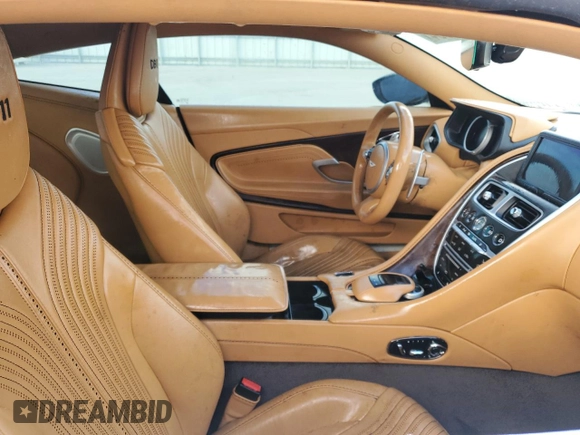 2017 Aston Martin DB11 z VIN SCFRMFAV2HGL00765, wystawiony jako Copart lot #79288034 z przebiegiem Nie podano mil oraz Nie do naprawy. Historia ofert i sprzedaży dostępna na DreamBid. Obrazek 7.