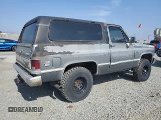 1987 Chevrolet Blazer z VIN 1GNEV18C0HF122644, wystawiony jako Copart lot #60716955 z przebiegiem 69 232 mil mil oraz Czysty tytuł • Clean title. Historia ofert i sprzedaży dostępna na DreamBid. Obrazek 3.