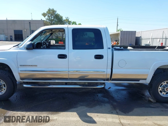 2004 GMC Sierra 2500HD SLE z VIN 1GTHK23U94F238875, wystawiony jako IAAI lot #42162219 z przebiegiem Nie podano mil oraz . Historia ofert i sprzedaży dostępna na DreamBid. Obrazek 14.