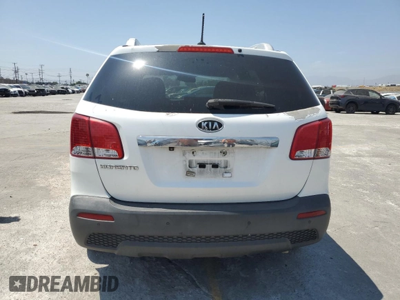 2013 Kia Sorento LX z VIN 5XYKT3A66DG400097, wystawiony jako Copart lot #60937305 z przebiegiem 177 284 mil mil oraz Czysty tytuł • Clean title. Historia ofert i sprzedaży dostępna na DreamBid. Obrazek 6.
