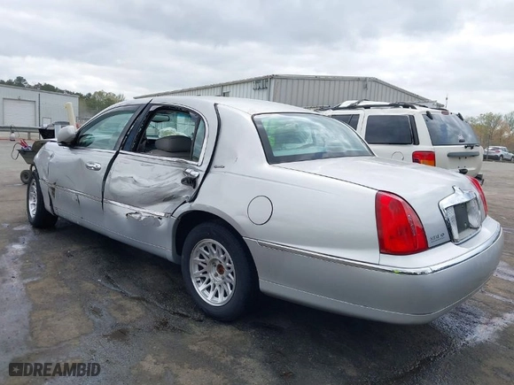 1999 Lincoln Town Car Signature with VIN 1LNFM82W6XY608644, listed as a IAAI auction lot 41922386 with 1 mi miles. Bid and sale history available at carsss.com. Image 3.
