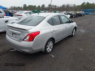 2013 Nissan Versa S Plus z VIN 3N1CN7AP9DL838834, wystawiony jako IAAI lot #41959162 z przebiegiem 94 906 mil mil oraz . Historia ofert i sprzedaży dostępna na DreamBid. Obrazek 4.