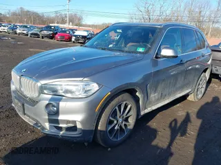 2017 BMW X5 xDrive35i z VIN 5UXKR0C51H0U53611, wystawiony jako IAAI lot #41574622 z przebiegiem 76 825 mil mil oraz . Historia ofert i sprzedaży dostępna na DreamBid. Obrazek 2.