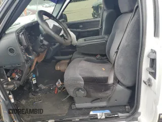 2000 Chevrolet Silverado 1500 with VIN 2GCEC19V7Y1402082, listed as a Copart auction lot 43624055 with 0 mi miles and Salvage Title. Bid and sale history available at carsss.com. Image 7.