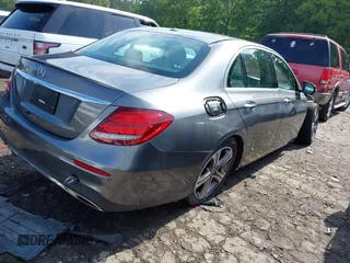 2018 Mercedes-Benz E 300 с VIN WDDZF4JB6JA301158, выставлен на аукционе IAAI как лот 42150013 с пробегом 80 872 миль миль и . История ставок и продаж доступна на DreamBid. Изображение 4.