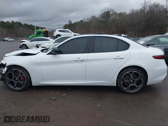2022 Alfa Romeo Giulia Veloce z VIN ZARFANBN2N7663474, wystawiony jako IAAI lot #41282328 z przebiegiem 57 638 mil mil oraz . Historia ofert i sprzedaży dostępna na DreamBid. Obrazek 14.