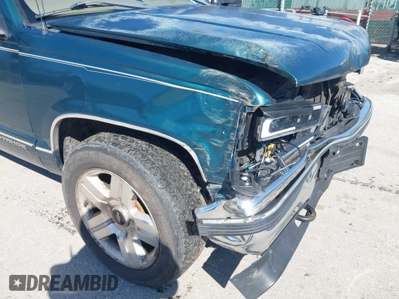 1999 Chevrolet Tahoe Z71 z VIN 1GNEK13R2XJ325602, wystawiony jako IAAI lot #41590107 z przebiegiem 204 611 mil mil oraz . Historia ofert i sprzedaży dostępna na DreamBid. Obrazek 12.