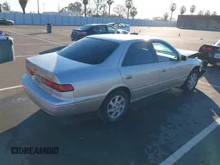 1999 Toyota Camry LE z VIN 4T1BF28K3XU931485, wystawiony jako IAAI lot #41413709 z przebiegiem 148 621 mil mil oraz . Historia ofert i sprzedaży dostępna na DreamBid. Obrazek 4.