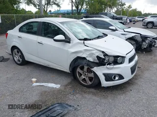 2012 Chevrolet Sonic LTZ z VIN 1G1JE5SH3C4114585, wystawiony jako IAAI lot #41904551 z przebiegiem 163 464 mil mil oraz . Historia ofert i sprzedaży dostępna na DreamBid. Obrazek 1.