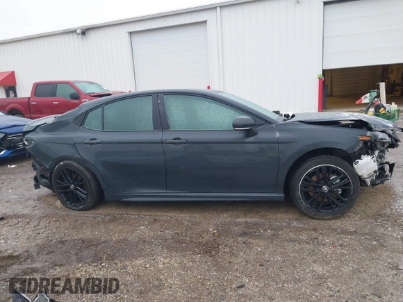 2025 Toyota Camry LE z VIN 4T1DAACK5SU543384, wystawiony jako IAAI lot #41522073 z przebiegiem 27 308 mil mil oraz . Historia ofert i sprzedaży dostępna na DreamBid. Obrazek 13.