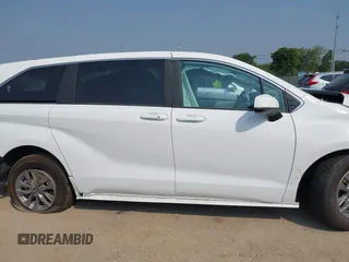 2025 Toyota Sienna LE z VIN 5TDKRKEC8SS245934, wystawiony jako IAAI lot #42274195 z przebiegiem 4 933 mil mil oraz . Historia ofert i sprzedaży dostępna na DreamBid. Obrazek 14.