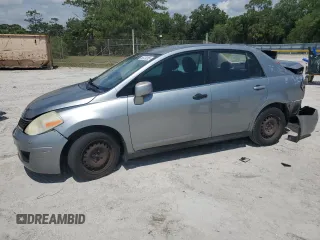 2008 Nissan Versa S z VIN 3N1BC11E98L392283, wystawiony jako Copart lot #55729295 z przebiegiem 139 447 mil mil oraz Szkoda całkowita • Salvage title. Historia ofert i sprzedaży dostępna na DreamBid. Obrazek 1.