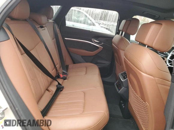 2019 Audi e-tron Prestige z VIN WA1VAAGE6KB021737, wystawiony jako Copart lot #44444585 z przebiegiem 37 227 mil mil oraz Szkody całkowita. Historia ofert i sprzedaży dostępna na DreamBid. Obrazek 11.